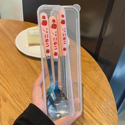 Σετ Μαθητικών Επιτραπέζιων Σκευών με Θέμα Φράουλα: Χαριτωμένο Κουτάλι, Πιρούνι και Μπαγκέτες.