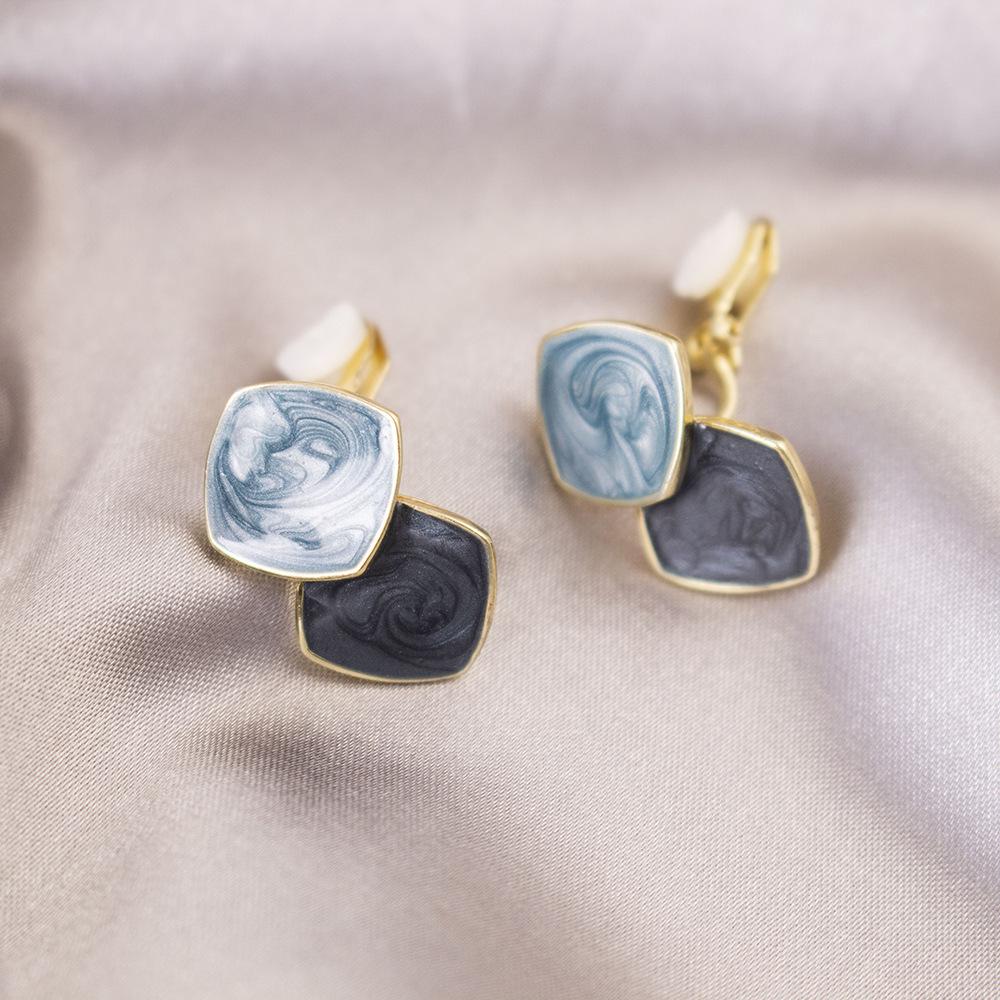 Elegant Clip-On Triangle Earrings for Non-Pierced Ears - Versatile, Light Luxury for Everyday Wear.