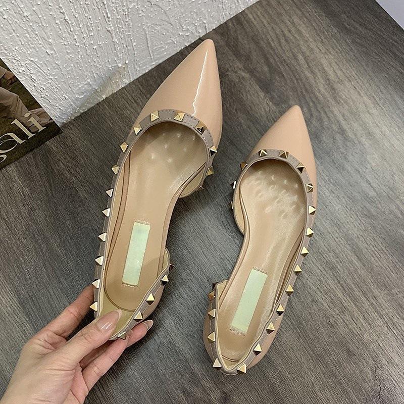

Temperament color matching pointed single shoes versatile patent leather flat heels women s shoes new rivets Korean version side empty shallow mouth f 40