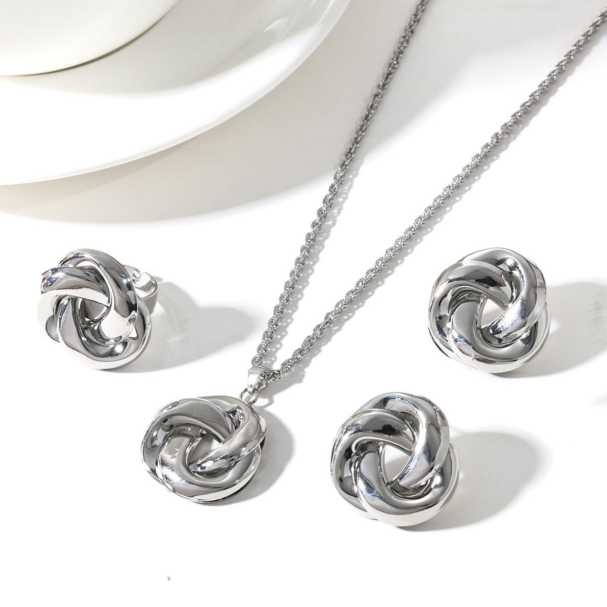 Элегантный набор: Колье и серьги с витым кольцом - Универсальный для повседневного ношения