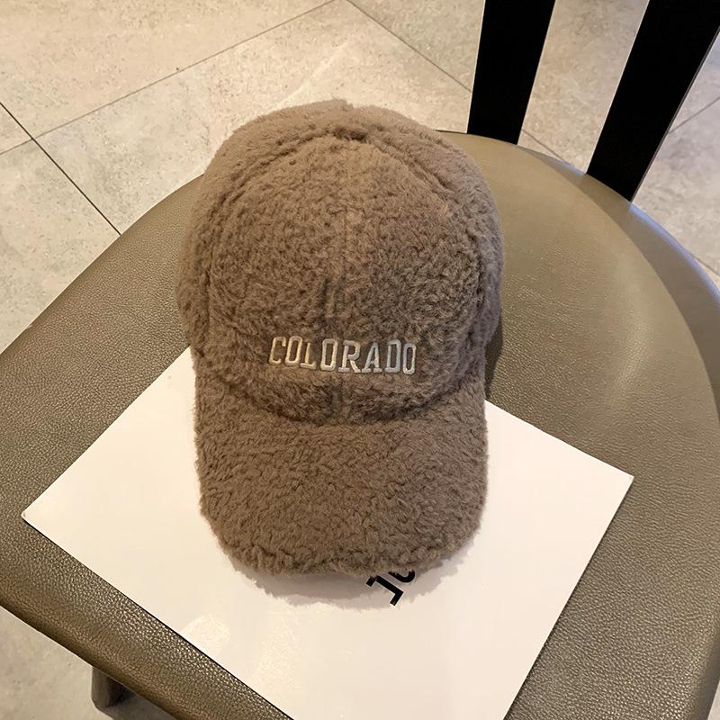 

Теплая шапка для женщин Модная корейская мода Вышитая буква Плюшевая бейсболка Подчеркивающая лицо Маленькая универсальная бейсболка Adjustable