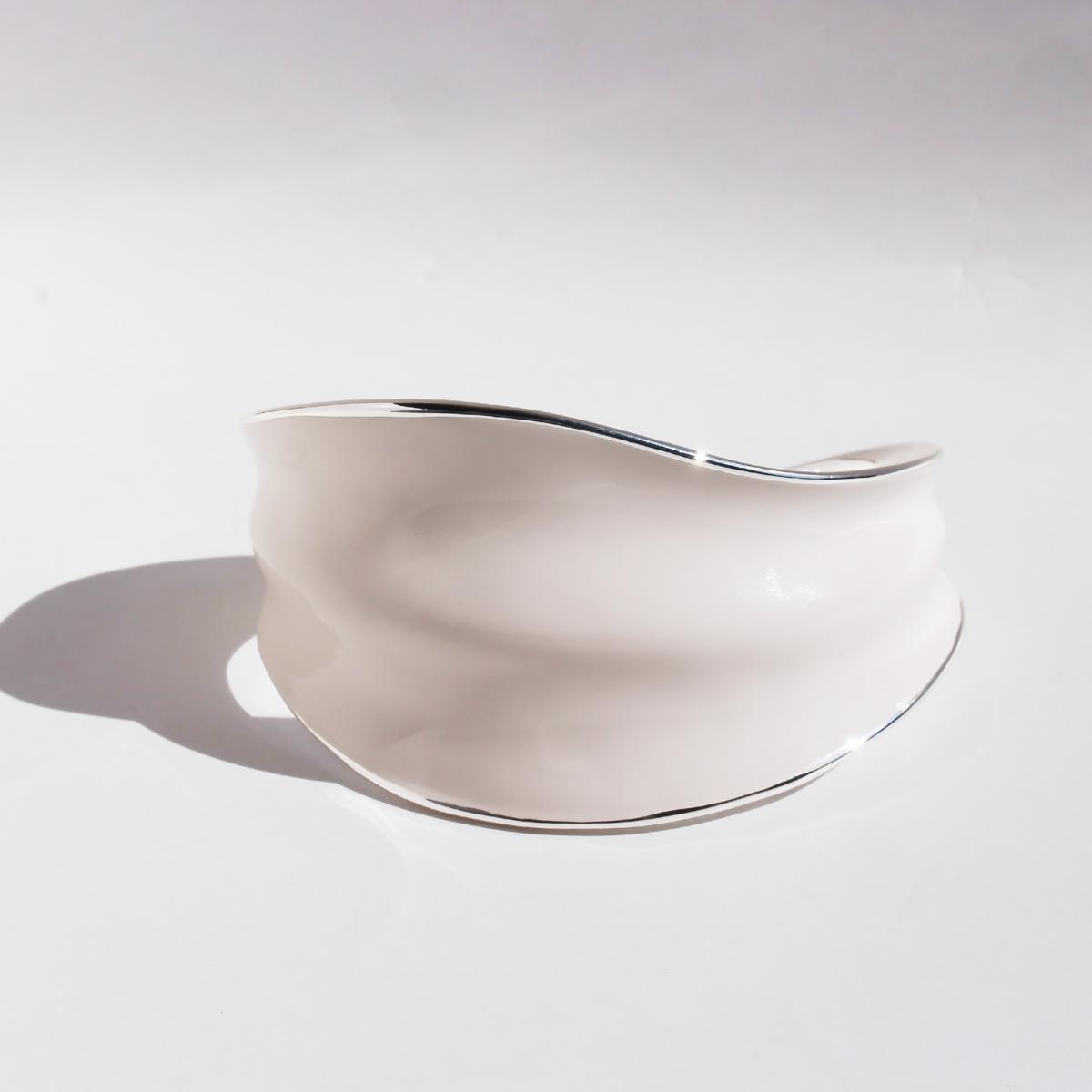 

Комплект из браслета и кольца с рисунком листьев из белой эмали — стильный, прочный, высококачественный