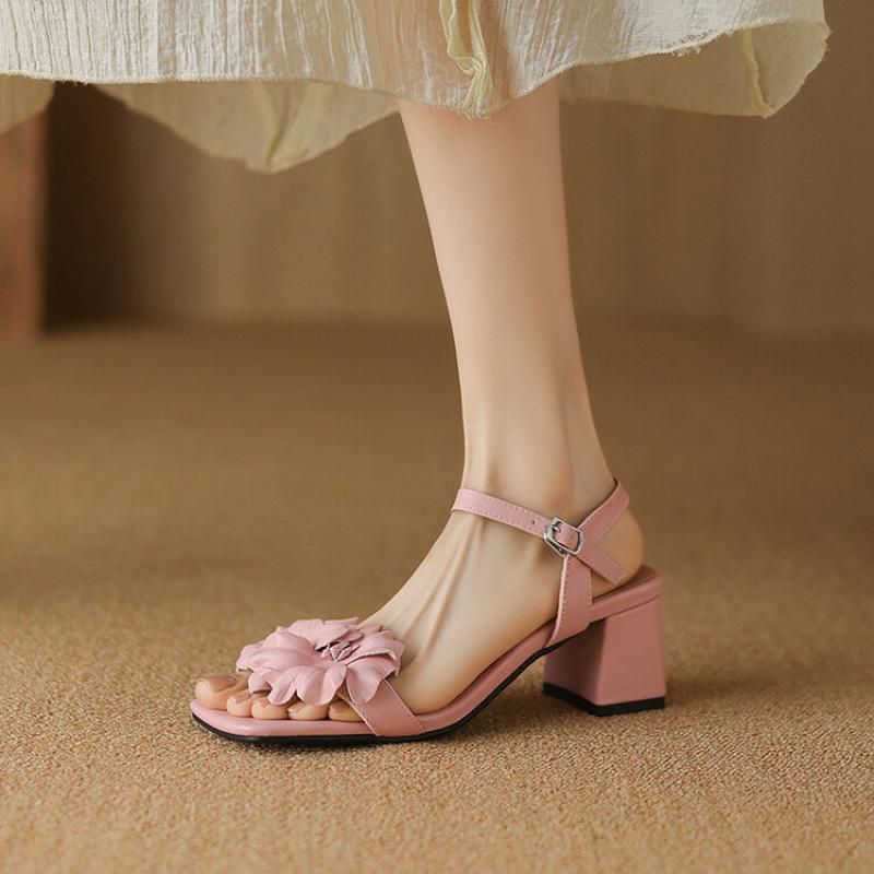 Sommerliche Damen-Sandalen mit mittelhohem Absatz, Schnalle, lässig, silberfarben, weiche Gummisohle, neue Sandalen mit nur einem Wort