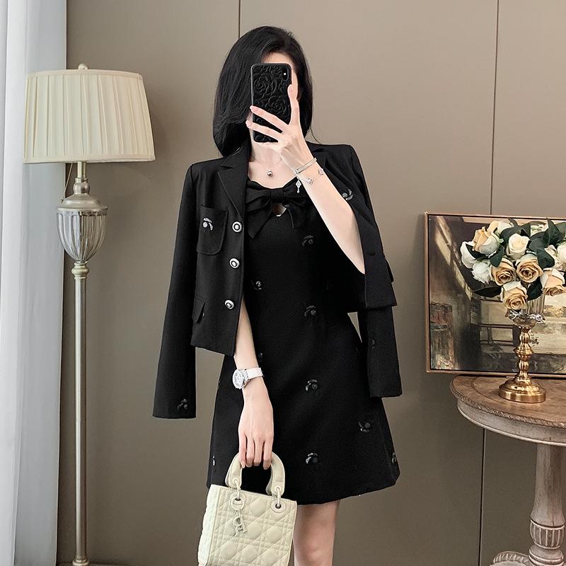 Ținută Elegantă de Toamnă Brodată: Set Rochie cu Vestă și Jachetă Modelatoare