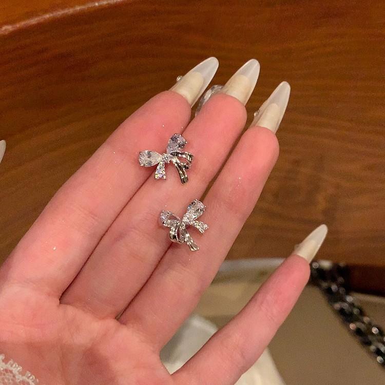 Zircon bow earrings, Korean simple and versatile stud earrings, fashionable, small and high-end temperament earrings.