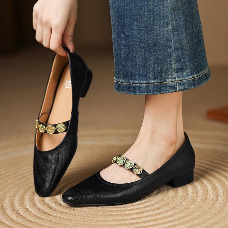 Französische Retro Mary Jane Schuhe mit quadratischer Spitze, vielseitige Damen Einzelschuhe, Frühling und Sommer neu, leichte Öffnung, niedriger Absatz, einfarbige Lederschuhe zum Pendeln