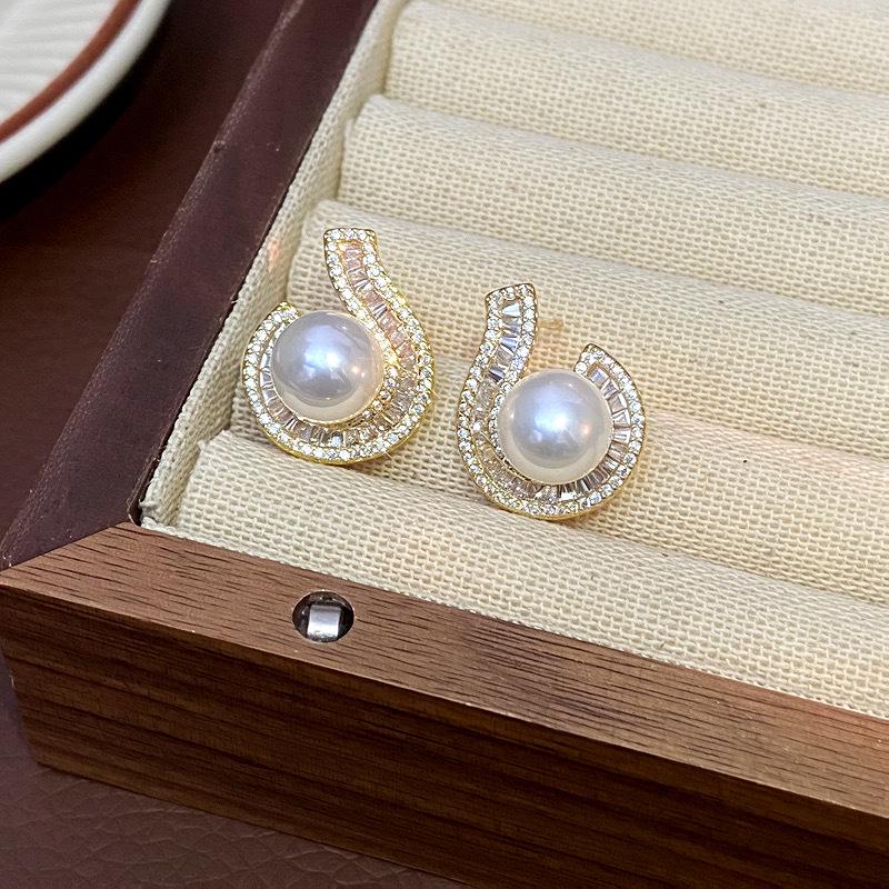 Elegant Geometric Round Zircon Earrings - Simple, Fashionable, Versatile Silver Studs