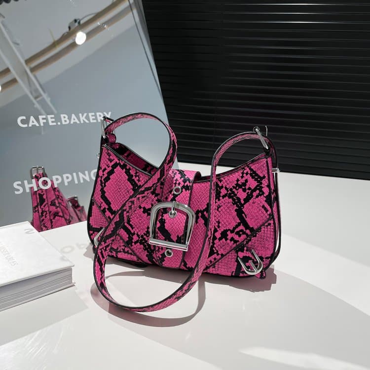 Bolsa de ombro transversal feminina com fivela de metal e estampa de cobra