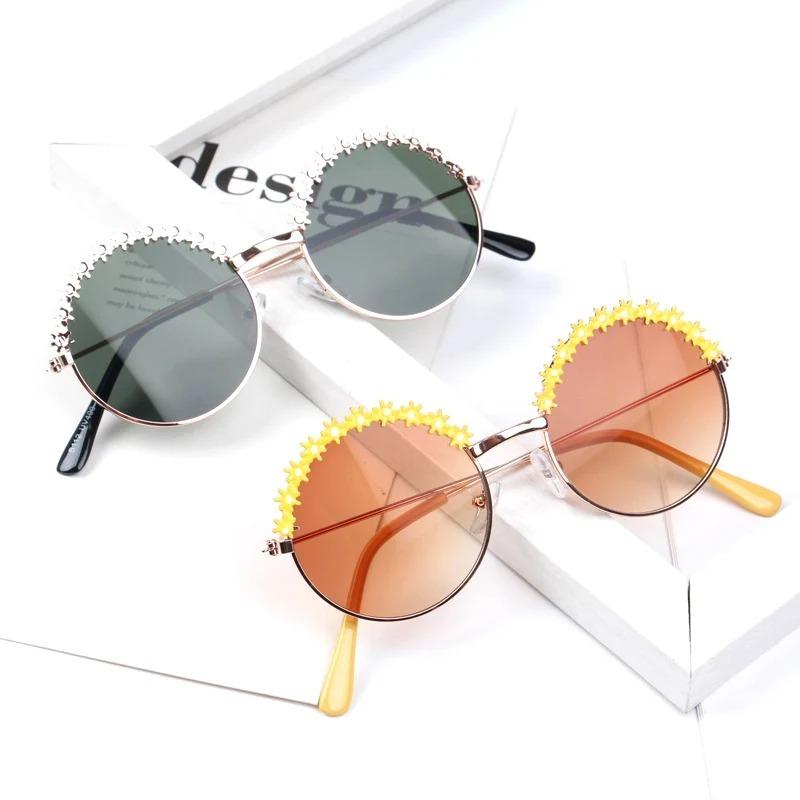 Non-polarized Fashion Round Flower Sunshade Metal Frame Sunglasses Men Women Retro Half Frame Cute Beach Eyeglasses