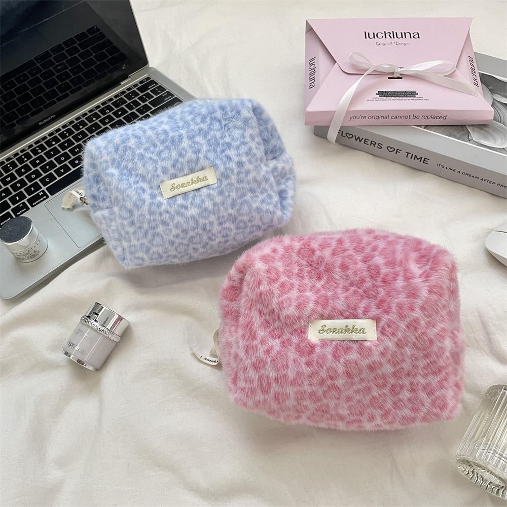 New Autumn Winter Leopard Print Plush Makeup Bag Large Capacity Women Cosmetic Bag With Zipper Travel Clutch