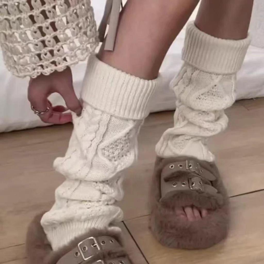 Khaki Brown Retro Cable Knit Leg Warmers for Women - Thick Wool, Diamond Pattern, Milky White Accents, Perfect for Autumn & Winter.