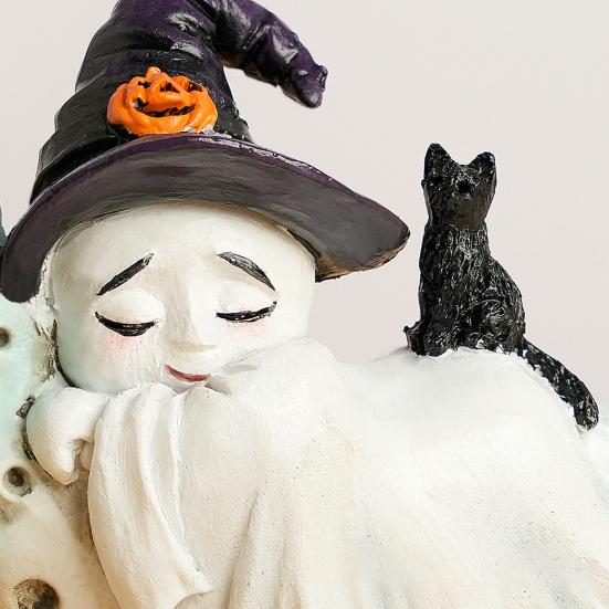 Sovende spøkelse på en månestatue Halloween-spøkelse sovende figur med svart katt Søt harpiksspøkelsesskulptur for hjemmebordhylledekor