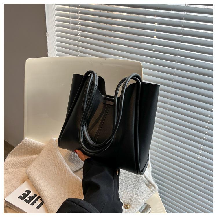 

Large capacity mother and child bag commuter versatile armpit bag women s new fashion tote bag retro shoulder bag чорний