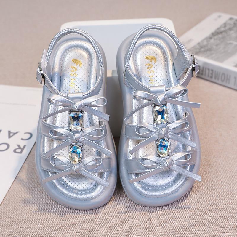 

Летние детские сандалии нового стиля, мягкая подошва, открытый носок, туфли-принцессы для девочек, модные для детей старшего возраста и маленьких девочек, пляжная обувь 26 серебряный