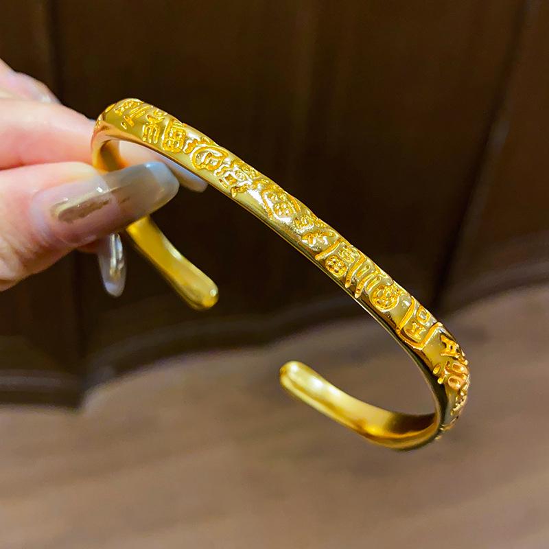 Zircon Round Buckle Bangle: Retro Court Style, Light Luxury Temperament Women's Bracelet