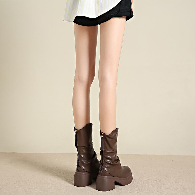 Cremefarbene Stiefel mit klobigem Absatz und Plissee - Britische Mode für Damenstiefel mit hohem Absatz, Herbst/Winter 2025