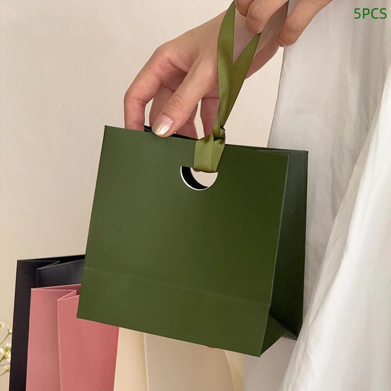 Luxury Packaging Paper Bag Gift Bag with Ribbon Handle for Holiday Party Birthday Present Storage
