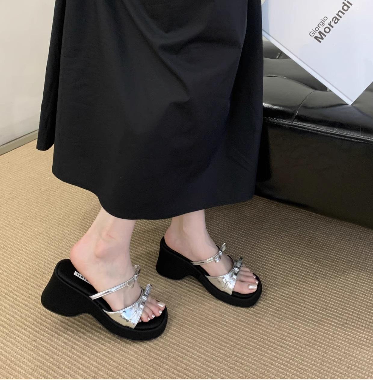 

Wedge heel heightened silver bow open-toed cool slippers outer wear women s shoes 2025 new summer thick-soled versatile sandals 35 серебряный