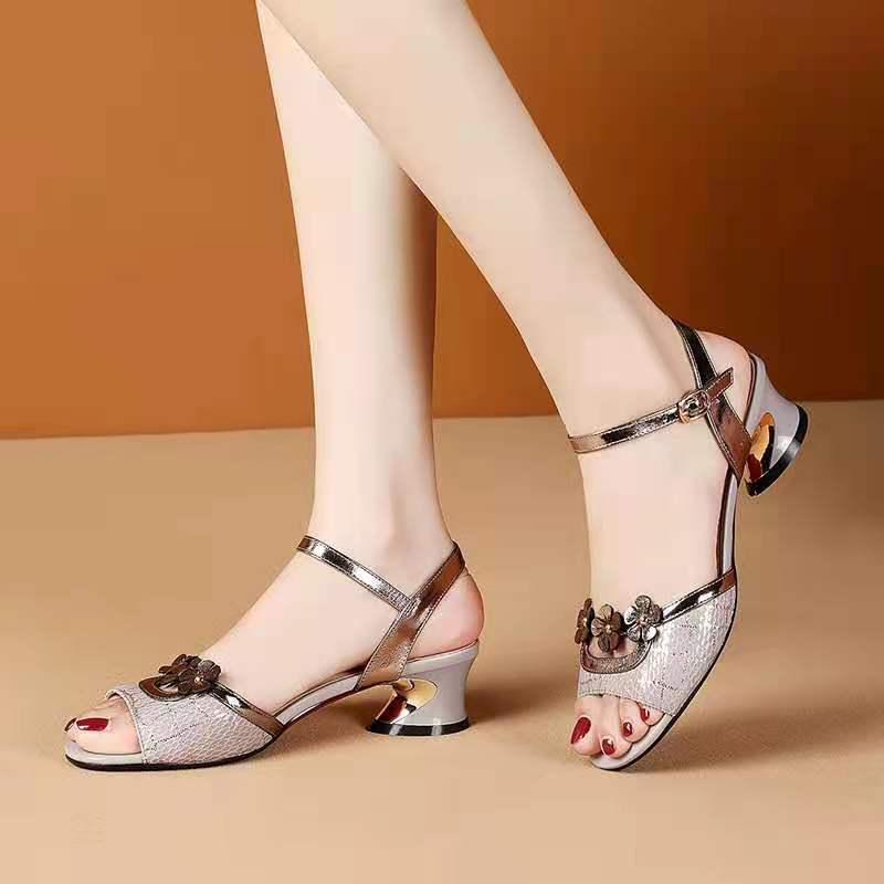 Damesandaler Sommer 2024 Luksuriøse Elegante Kunstlær Fritidssko Barfot Utendørs Kilehæl Sko med Åpen Tå For Kvinner