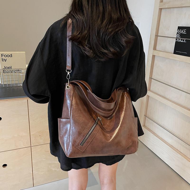 Trendy Street Style Pu Material Women's Shoulder Bag With Spacious Interior Design