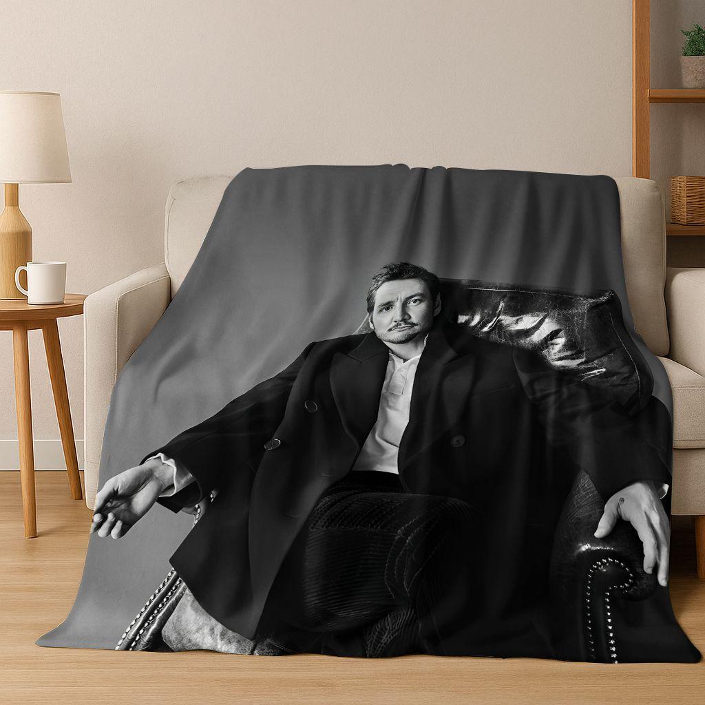 2025 Neue Pedro Pascal Schauspieler Star Kunst Flanelldecke, Gemütliche Weiche Überwurfdecke für Zuhause Schlafzimmer Bett Sofa Picknick Abdeckung Kinder Geschenk