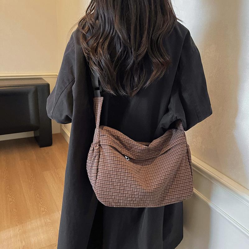 2025 New Japanese Lightweight Plaid Bag Casual Versatile Messenger Bag Women Commuting Out Shoulder Tote Bag