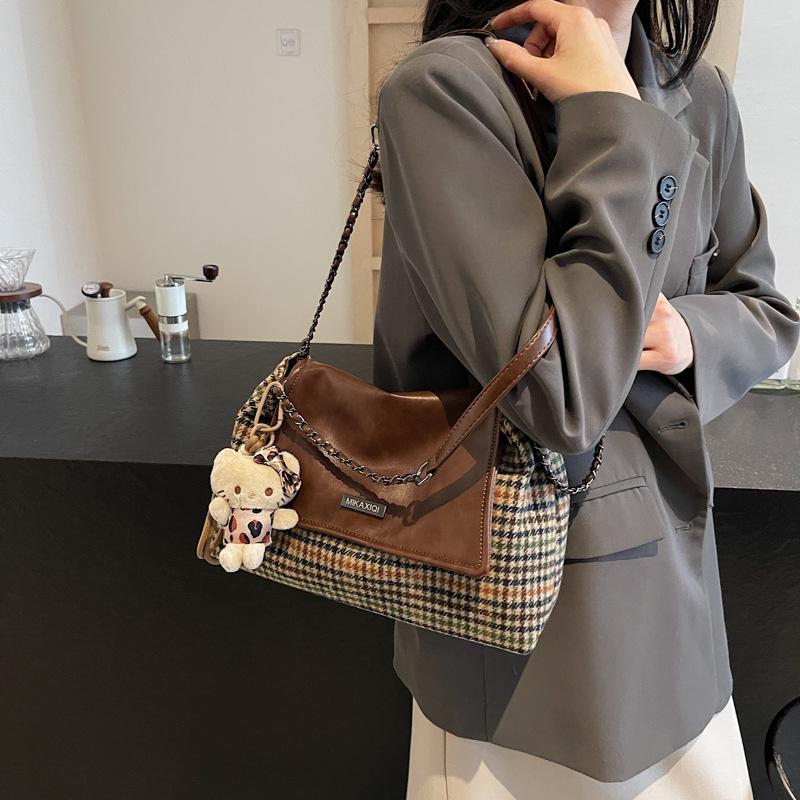 Contrasting colors, fashionable large-capacity bags, women's 2025 spring new foreign-style shoulder bags, woolen personalized ins tote bags
