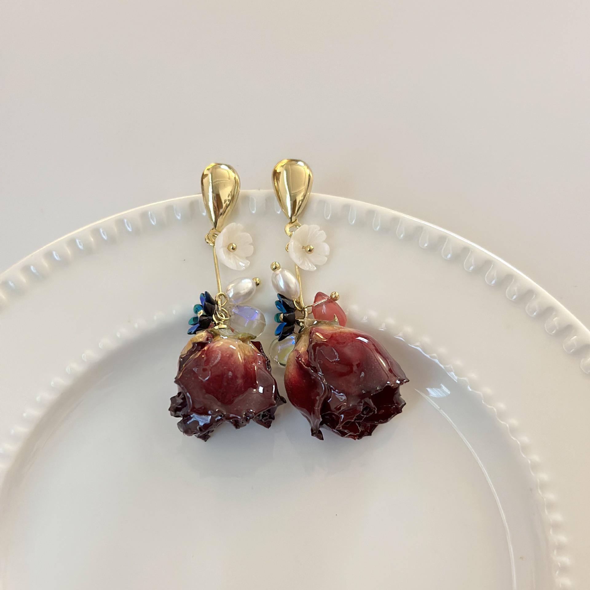 

Элегантные серьги-ракушки цвета винно-красной розы