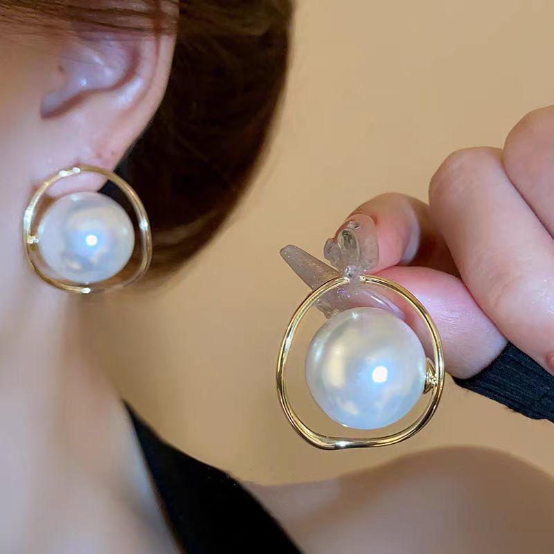 Minimalist Retro Pearl Stud Earrings: Versatile, High-End Statement Jewelry for Women золотой