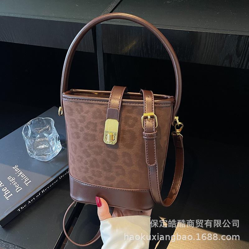 This Year's Popular Leopard Print Small Bag Women's Autumn and Winter 2025 New Retro Messenger Bag Korean Version Portable Bucket Bag
