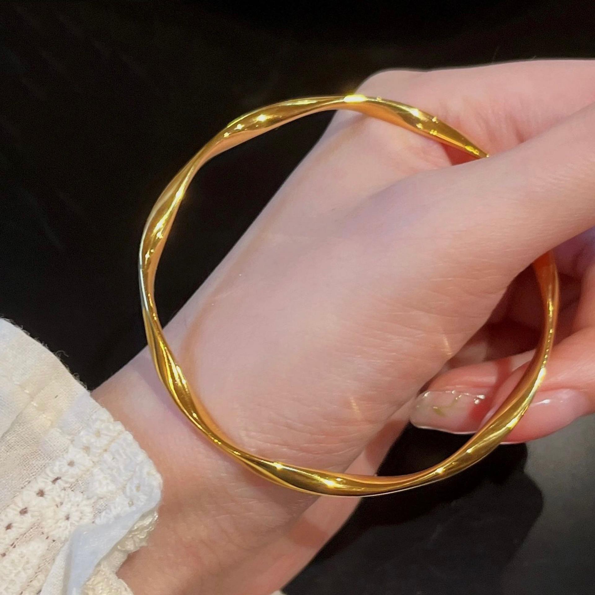 

Gold-Plated Möbius Twist Braid Bangle - Simple Wedding Decoration for Women