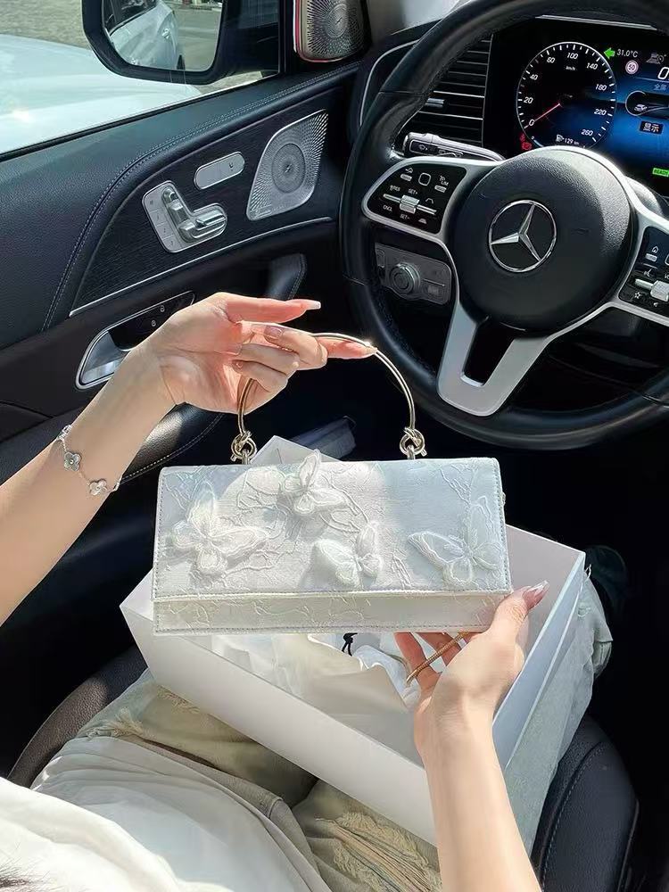 

Нишевый дизайн бабочка любовь цветок белая квадратная сумка женская 2025 новая трендовая сумочка цепочка сумка-мессенджер