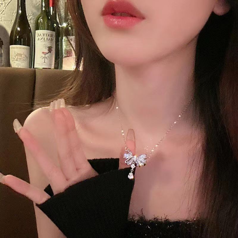

Zircon Full Diamond Bow Pendant Necklace Light Luxu imple Ctal Premium Deign Niche Clavicle Cha