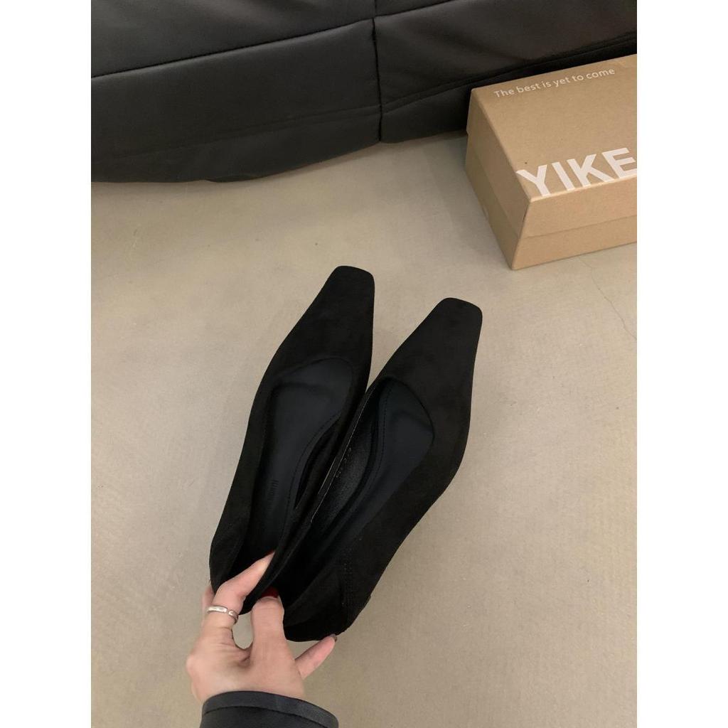 Scarpe da donna professionali per pendolari francesi rosse con tacco medio, scarpe singole, nuove per l'autunno 2025, scamosciate, con punta quadrata piccola, tacco spesso, tacco basso