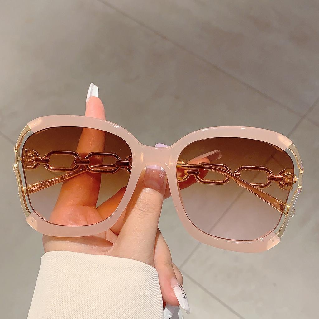 Nouveau à la mode Chaînes en métal Nuances Marque de luxe Décoration Lunettes de soleil pour femmes Designer vintage Lunettes de soleil d'extérieur
