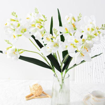 Ev Dekoru – Dekoratif çiçekler ve çelenkler