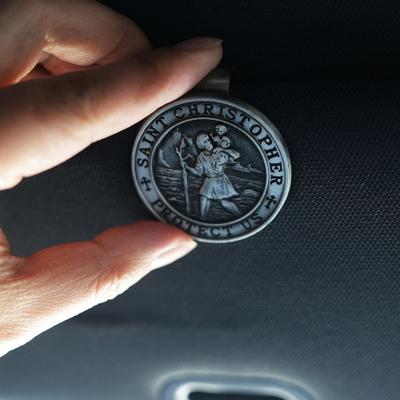 Araba için Aziz Christopher Siperlik Klipsi Metal Aziz Christopher Muska Güvenlik Tılsımı Otomotiv Aksesuarları Sürücüler Aileler için Hediye