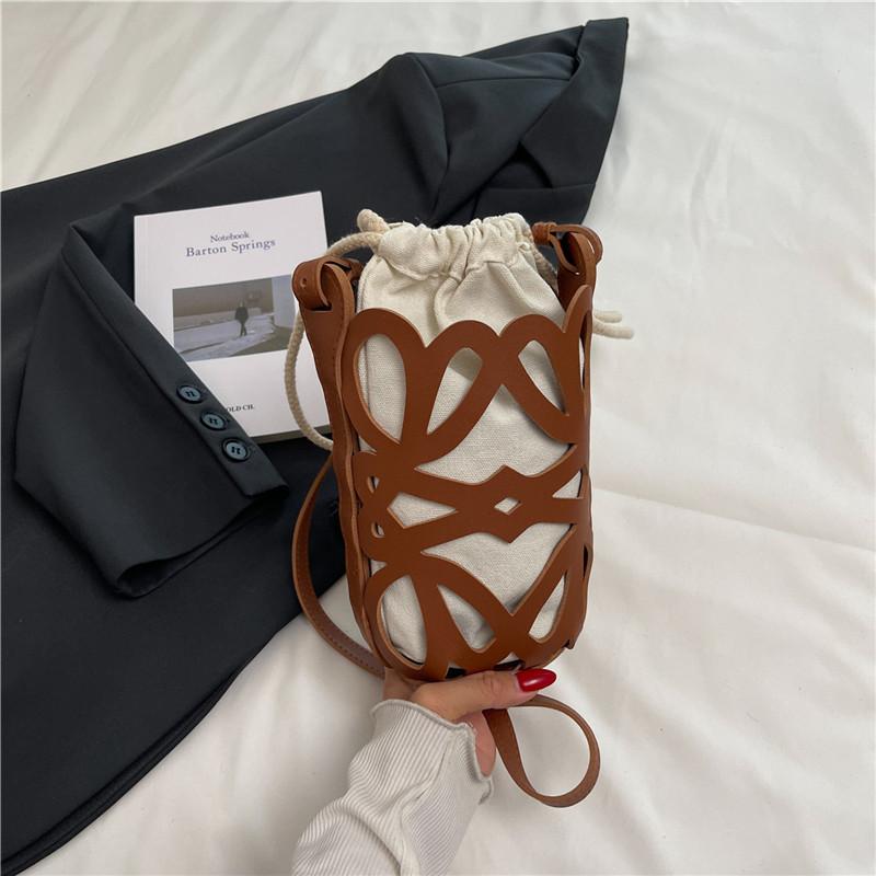 

Canvas bucket bag Japanese hollow 2025 autumn niche design versatile ins leisure bag bucket bag mobile phone bag коричневый