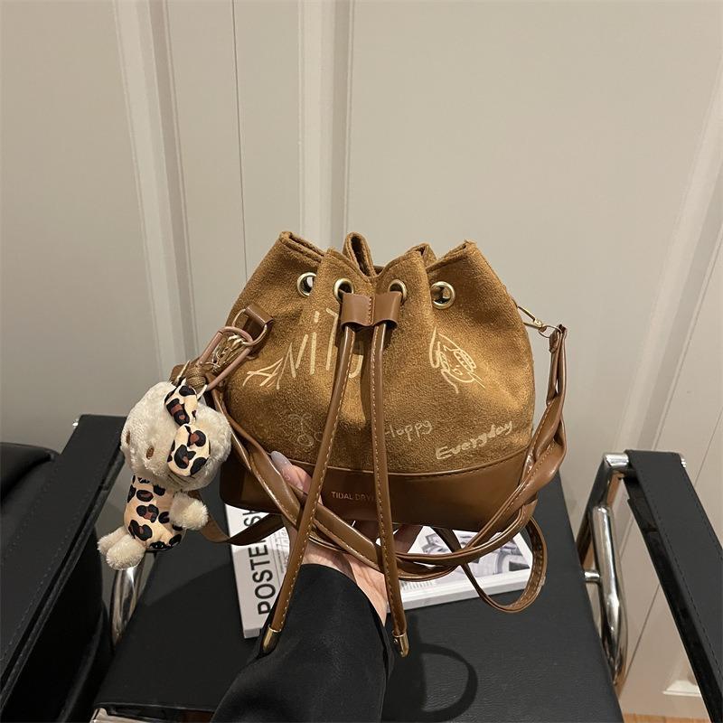 Textured portable bucket bag women's autumn and winter new suede daily commute shoulder bag retro messenger bag