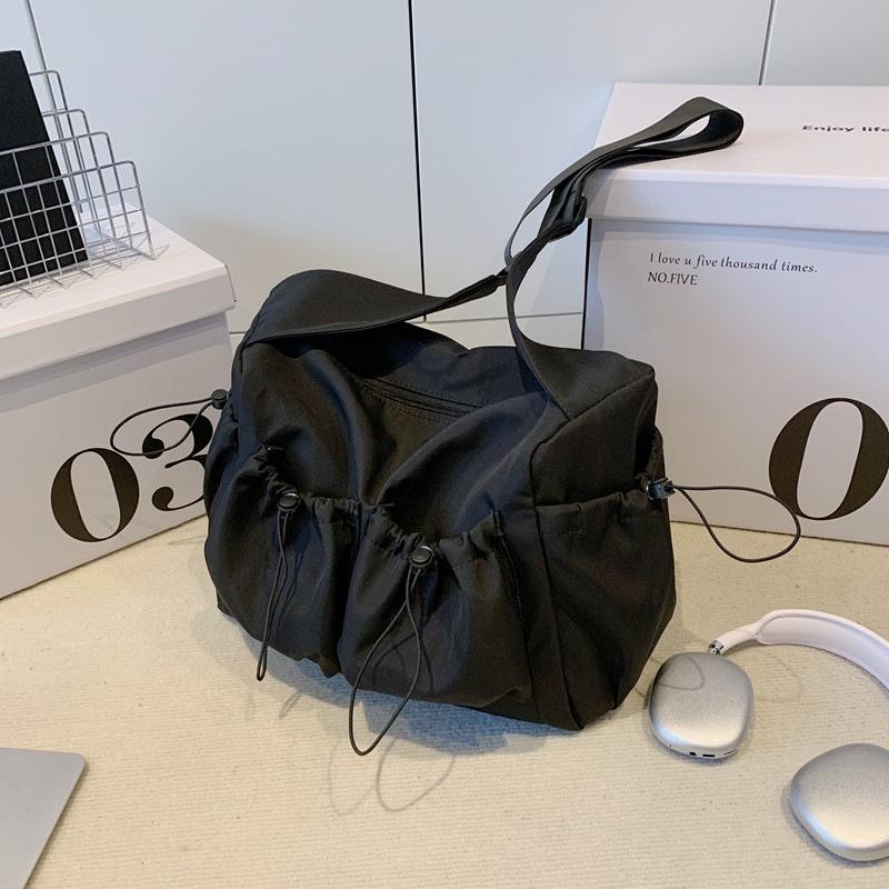 

Design sense Han Fan dark large capacity tooling fashion trend student leisure shoulder messenger bag women