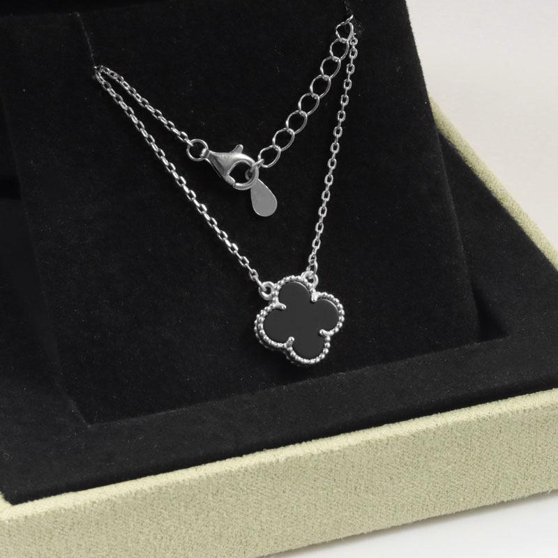High-end Lucky Four-leaf Clover Necklace for Women 18k Agate High-end Carved Clavicle Chain