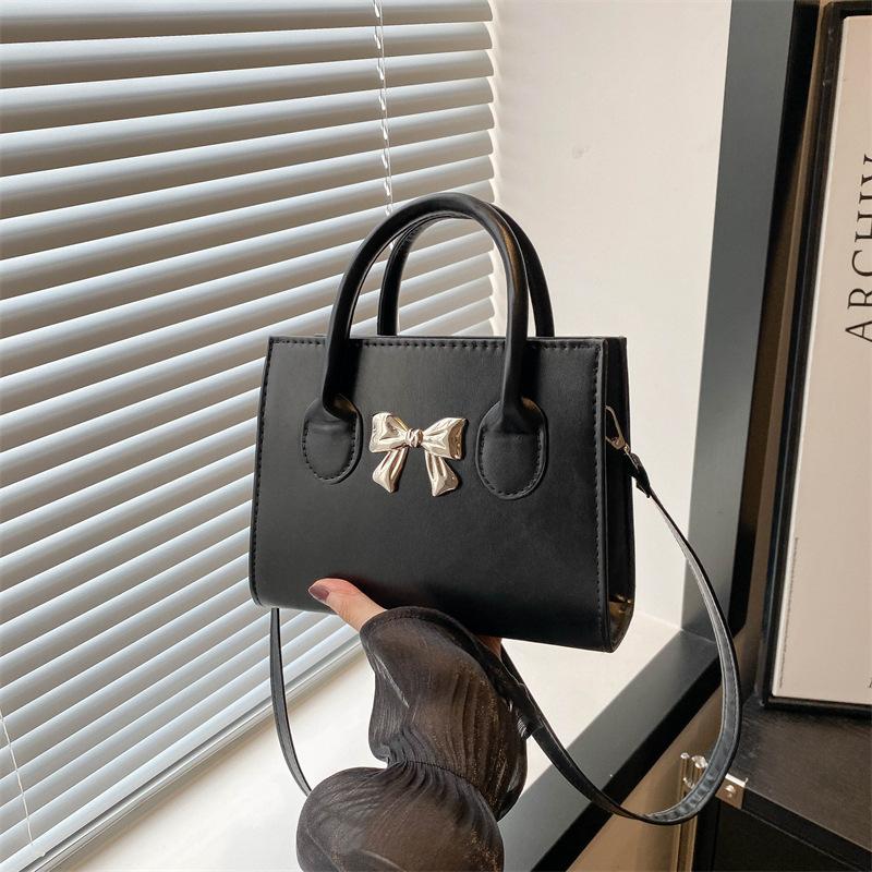 

Niche design portable women s bag new fashion versatile shoulder bag simple commuter messenger tote bag One size