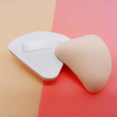 Make-up sponsje van synthetisch materiaal, zacht, geschikt voor nat en droog gebruik. Ideaal voor losse poeder, concealer en BB-crème. Driehoekig model.