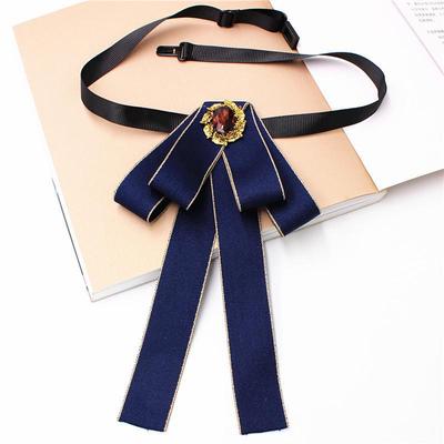 Schlichtes Accessoire mit Fliege und Kragen für Damen