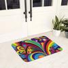 Dunkle Matte Basis mit abstrakten psychedelischen Motiven: Schmetterlings-, Blumen- und Wirbelmuster, Polyesterteppich für die Innendekoration zu Hause