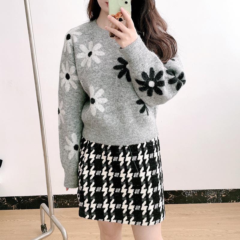Yingjie S French Artistic Daisy Floral Gray Round Neck Sweater - Autumn/Winter '23 Collection