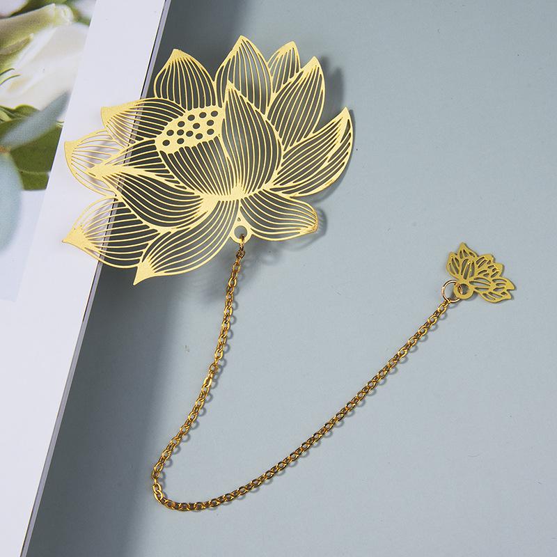 Vintage Hollow Metal Bookmarks Clover Lotus Ginkgo Flowers Maple Leaf Pendant Bookmark Student Book Mark Stationery Gifts New