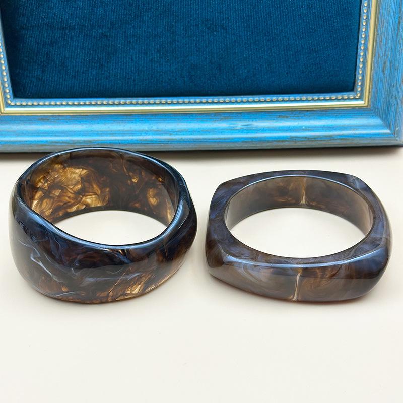 

Retro European/American Resin Bracelet: French-Inspired Wide Irregular Bangle for Spring/Summer Fashion