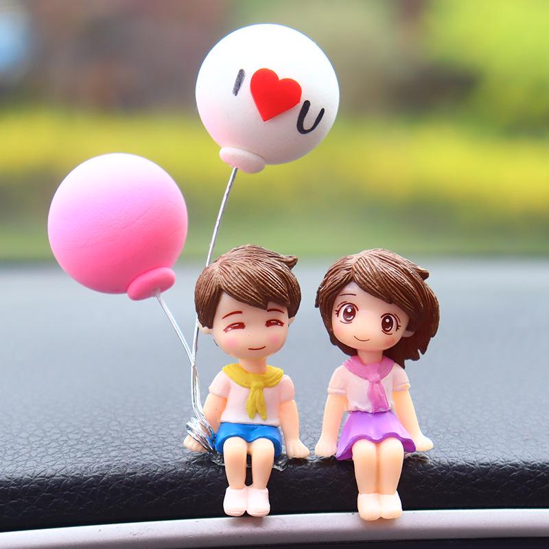 Adorable Kissing Couple Car Ornaments - Cute Interior Decorations for Cars