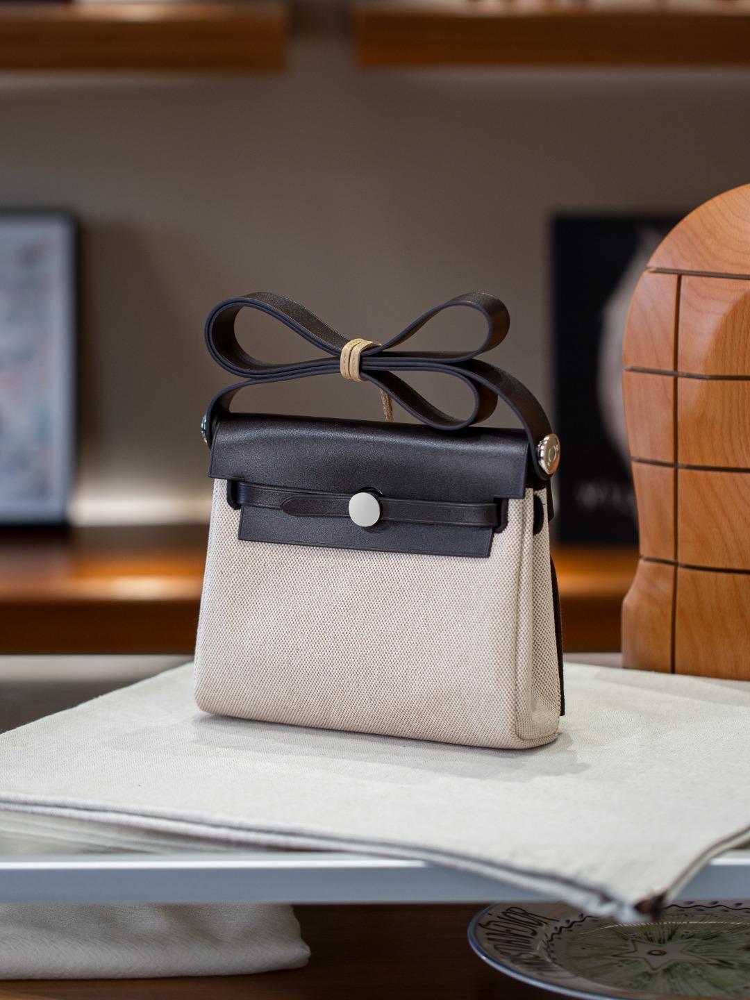 

Cartier Новая Модель Сумка-тоут Мини из Натуральной Кожи Женская Сумка Легкая Роскошь Высококлассное Ощущение Носки Сотня Сочетаний Одинарный Кожаный Ремешок Сумка Кроссбоди 20cm эбеновый